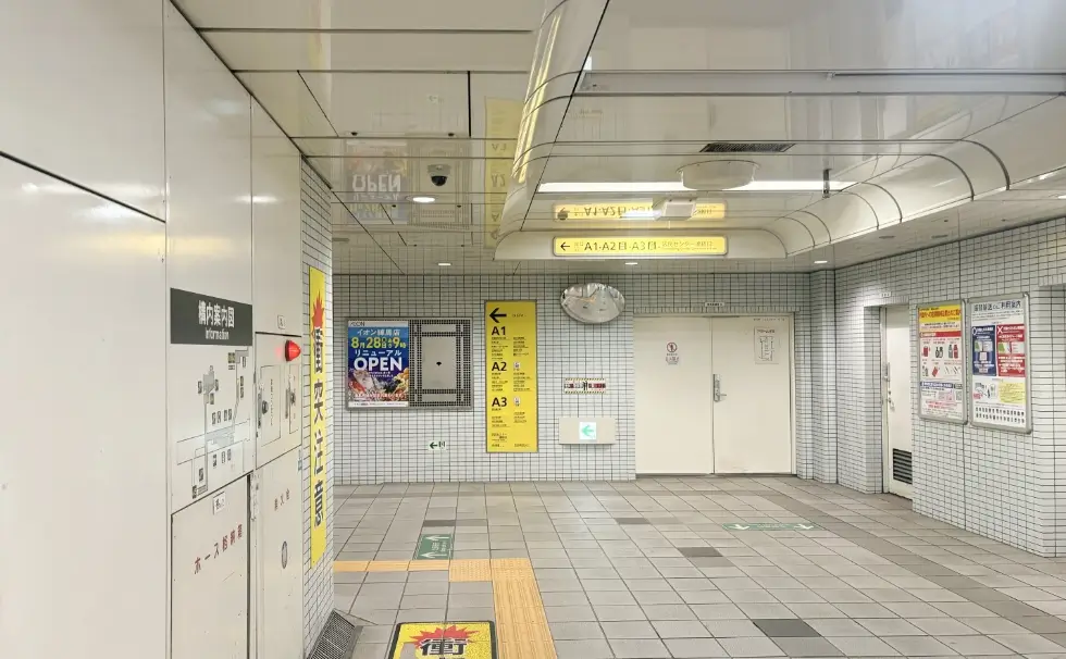 出口A1・A2・A3へと続く扉
