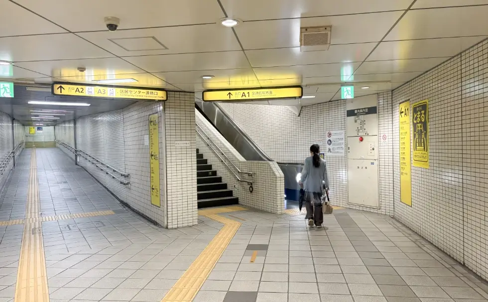 地上へ上がるエスカレーター