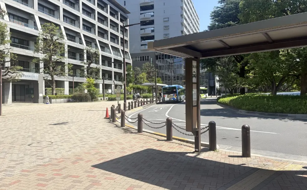 駅前のバスターミナル