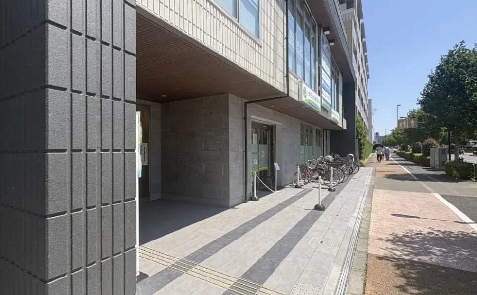 建物外観と駐輪場